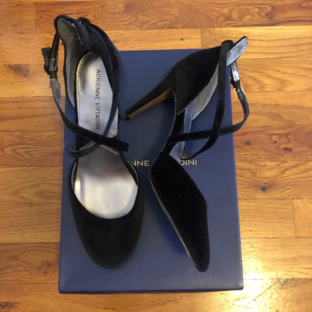 ADRIENNE VITTADINI size 8 black velvet pumps